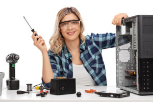 Female PC technician in Datahuset